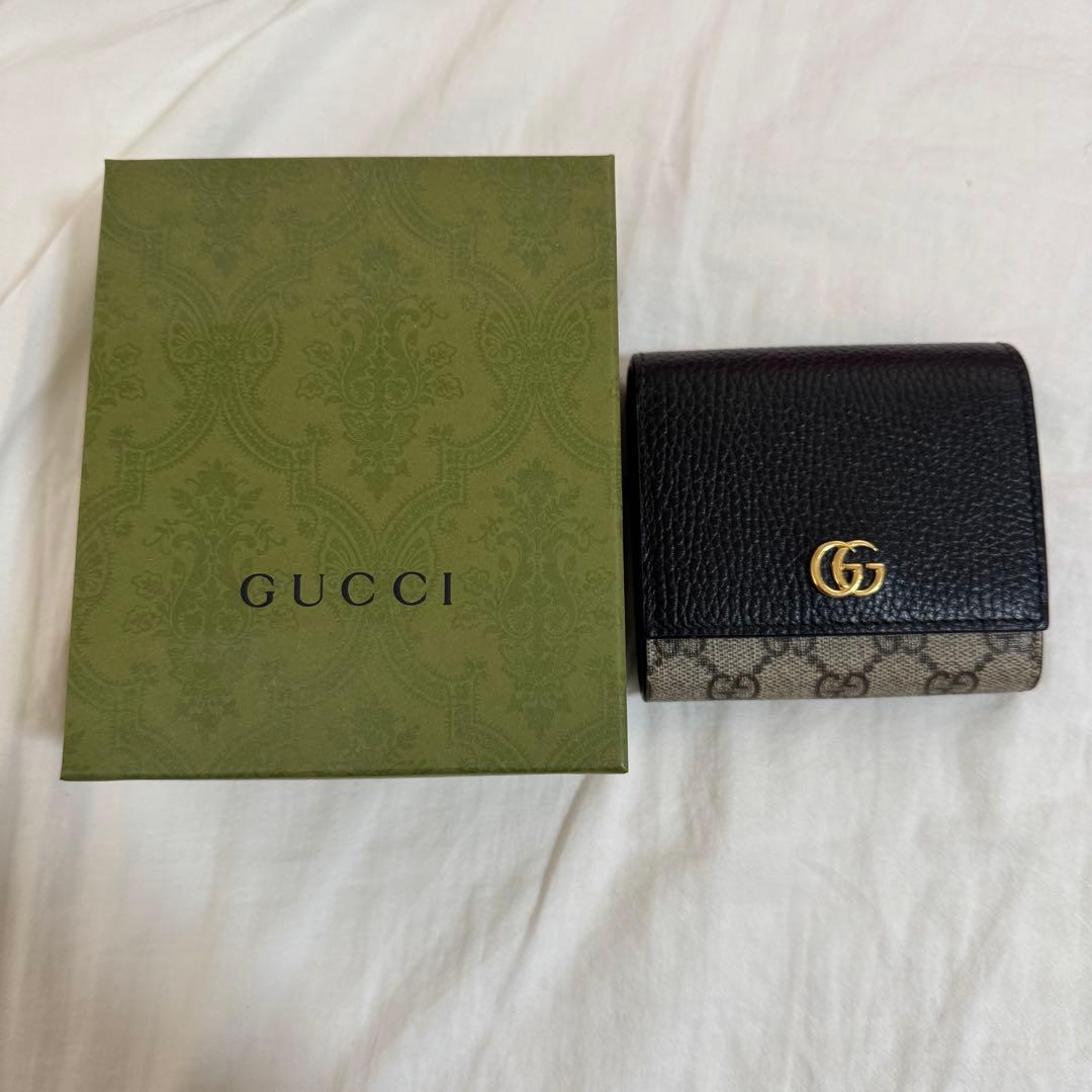 GUCCI 二つ折り財布 黒 ベージュ