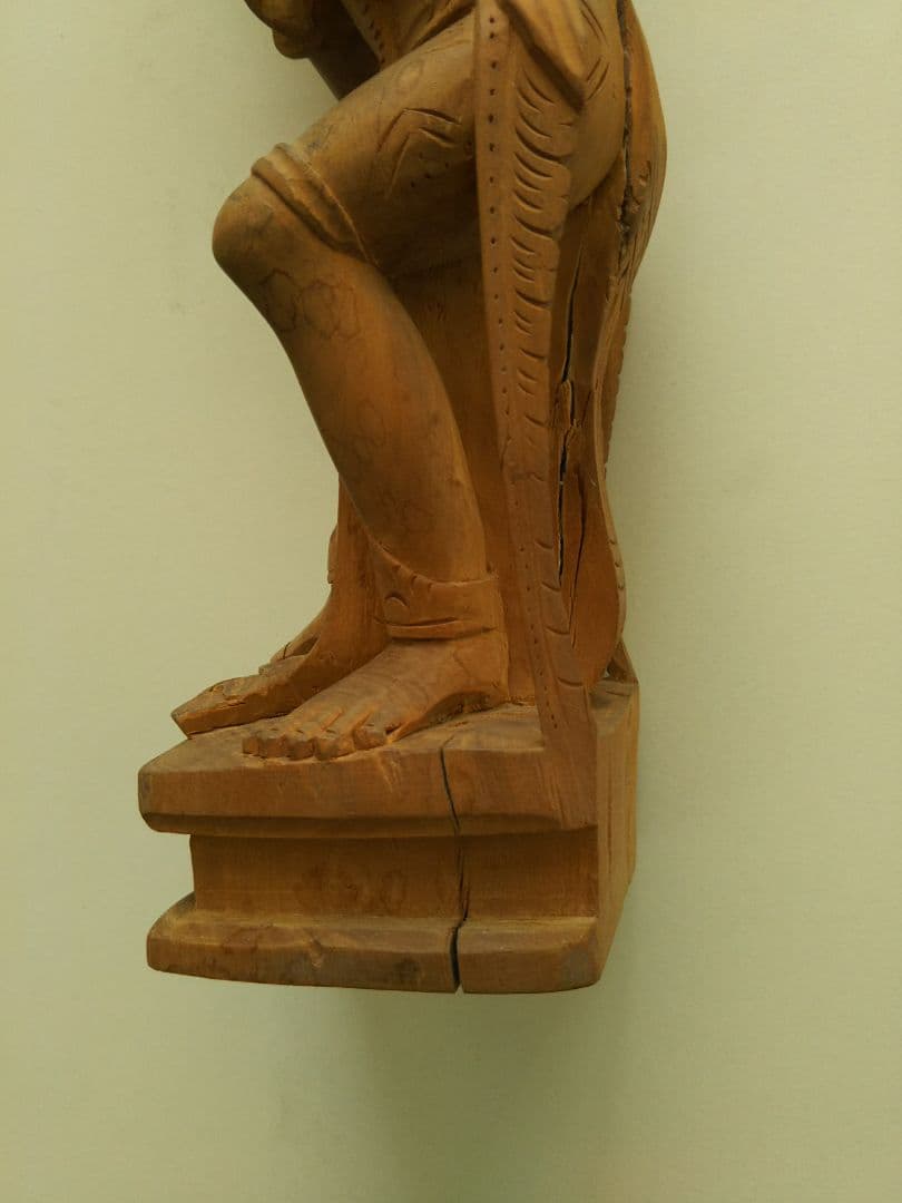 BALI島の白檀の木彫の女神像。