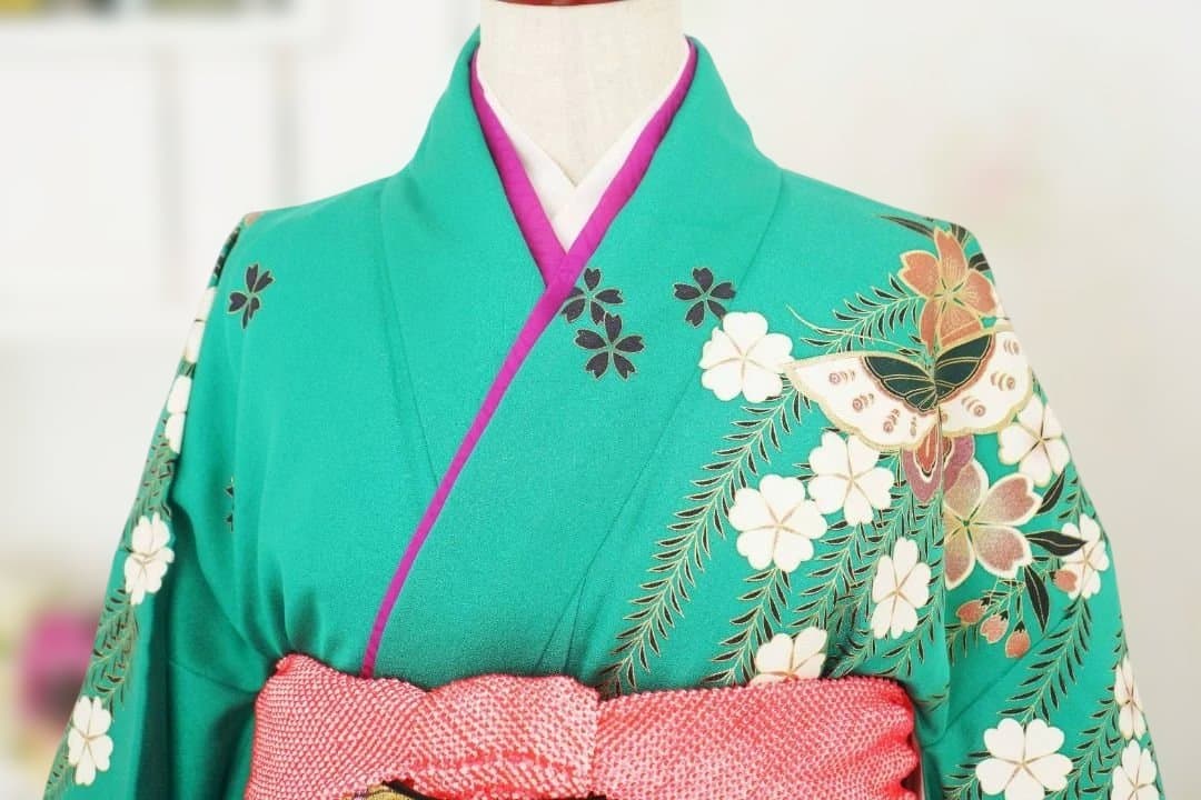 振袖 グリーン　花と蝶柄　必ず商品説明読んで下さい！値段交渉します！