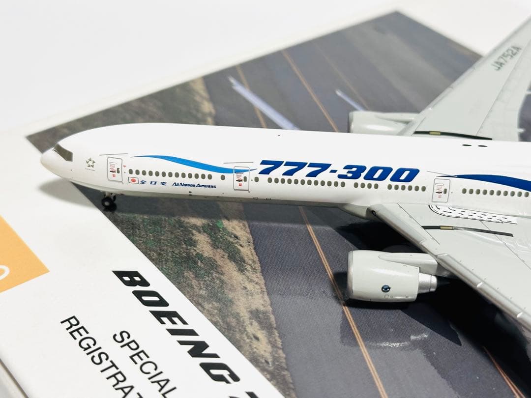 全日空商事 1/400 ANA 777-300 特別塗装 NH40012