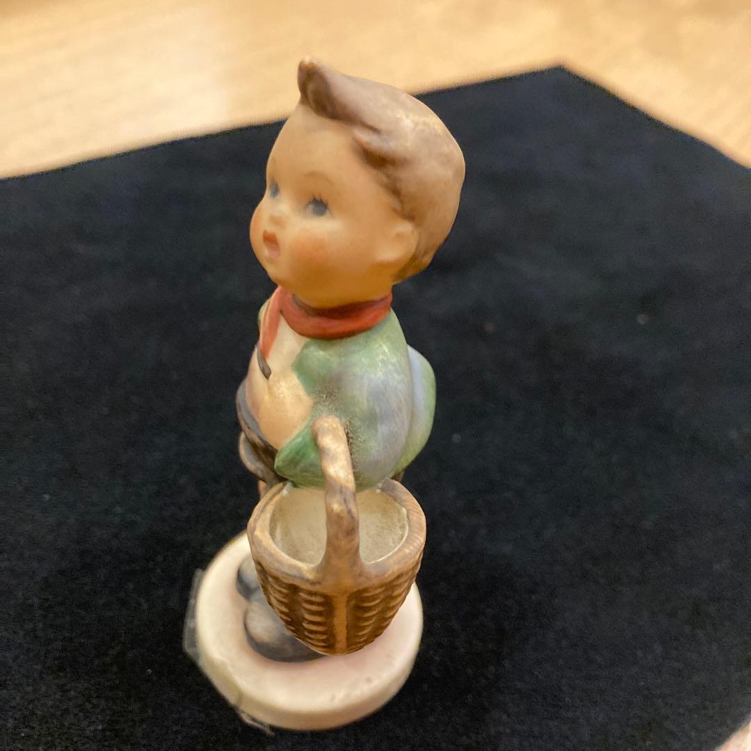 陶器製少年フィギュア バスケット付き　Goebel