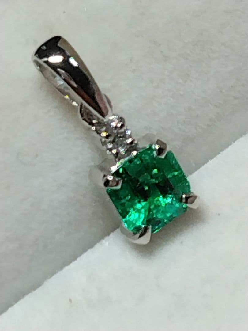 Pt900エメラルド、ダイヤモンドつきペンダントトップ