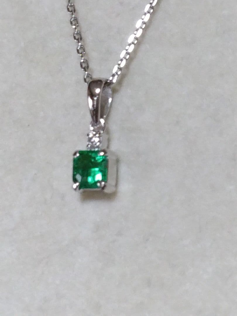 Pt900エメラルド、ダイヤモンドつきペンダントトップ