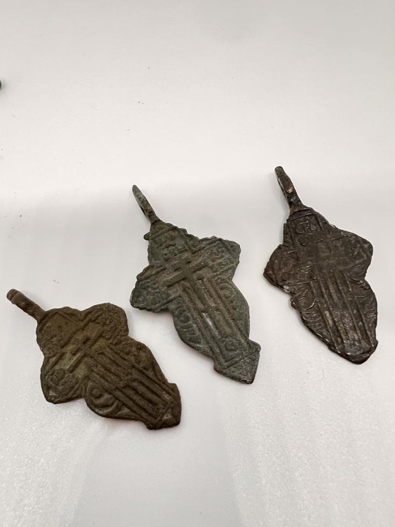 古代ブロンズの装飾品10個　クロスなど