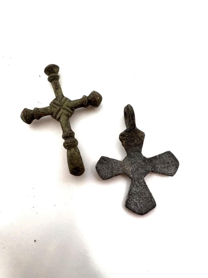 古代ブロンズの装飾品10個　クロスなど