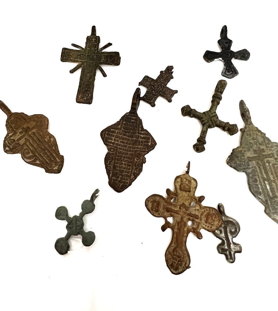 古代ブロンズの装飾品10個　クロスなど