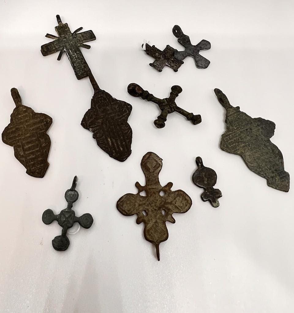 古代ブロンズの装飾品10個　クロスなど