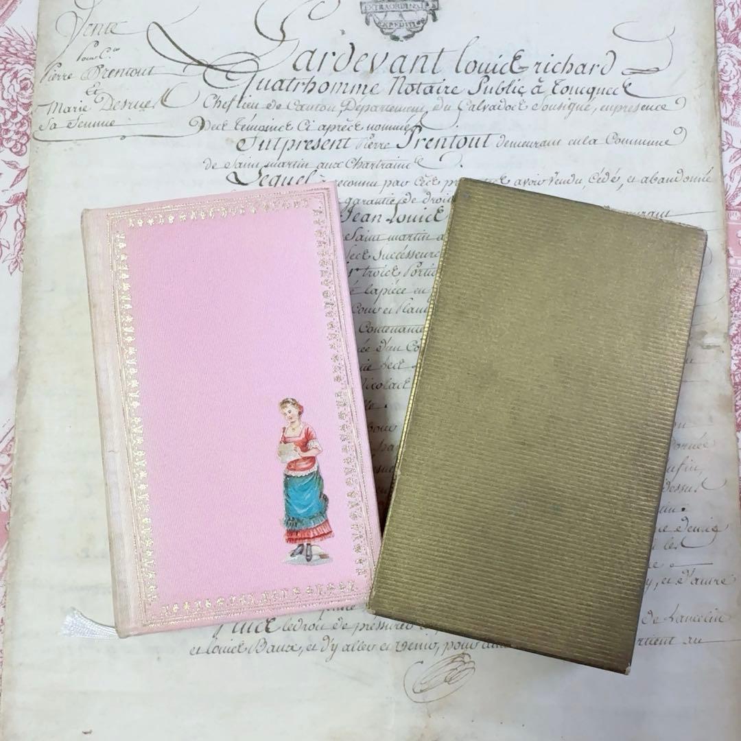 フランス　アンティーク　淡いピンク色の小さな本　ケース付き