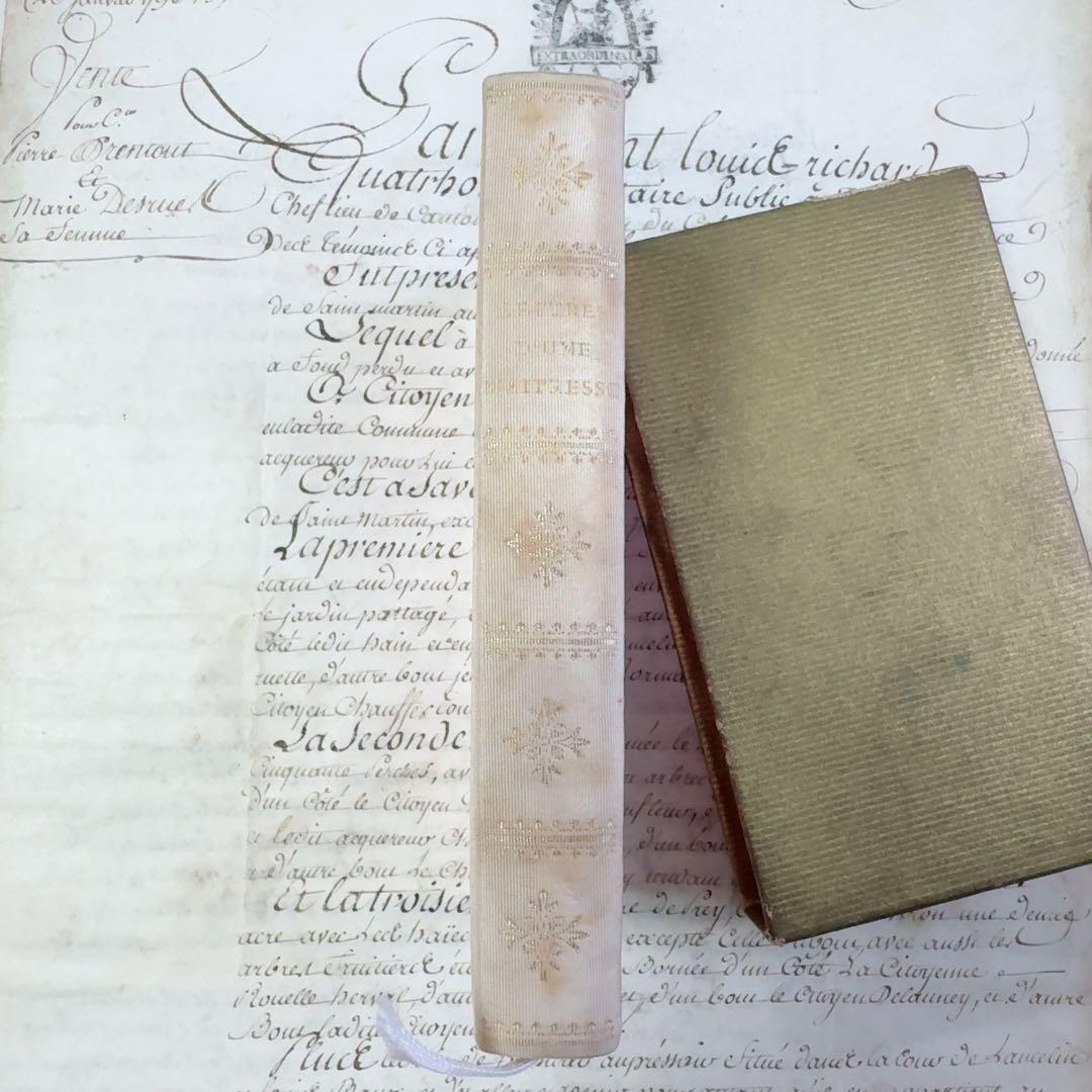 フランス　アンティーク　淡いピンク色の小さな本　ケース付き