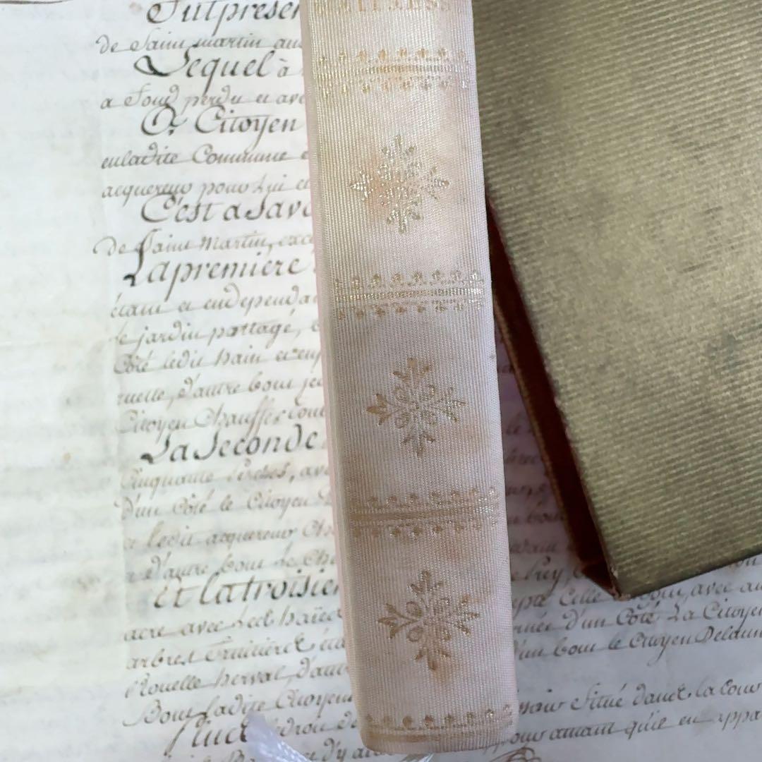 フランス　アンティーク　淡いピンク色の小さな本　ケース付き