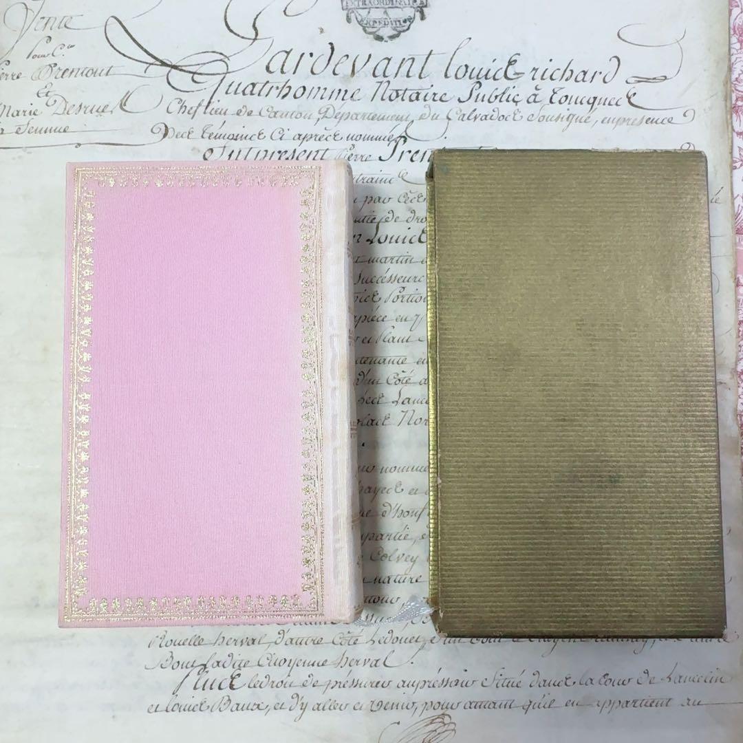 フランス　アンティーク　淡いピンク色の小さな本　ケース付き
