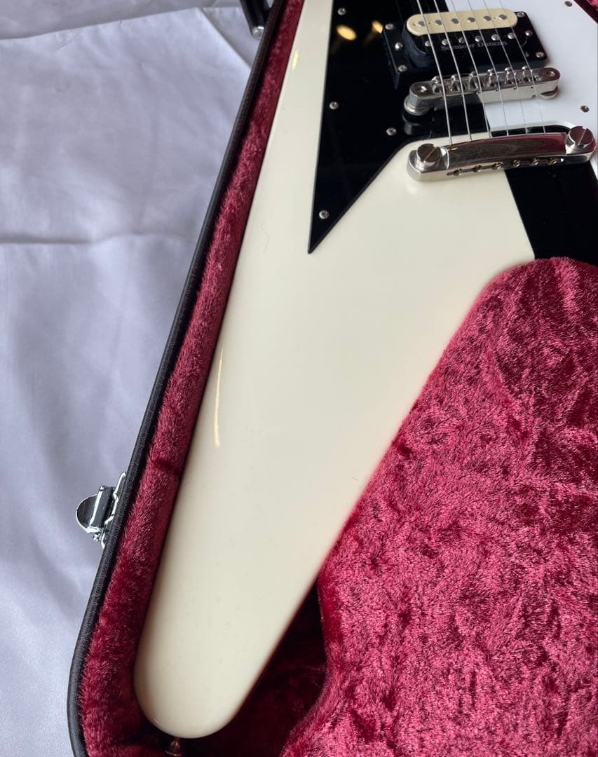 Vシェイプ　エレキギター ホワイト/ブラック