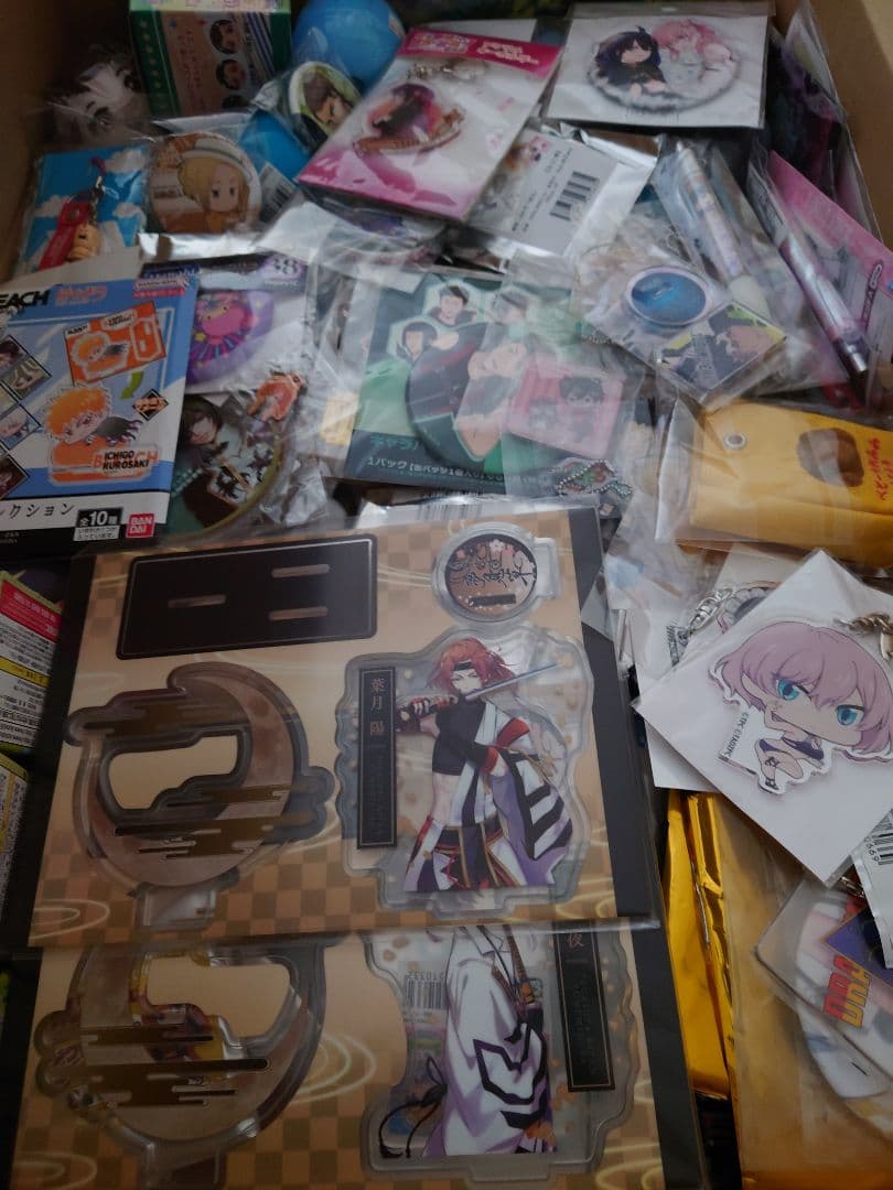 アニメ、キャラクターグッズ約1000点まとめ売り（缶バッジ、アクスタなど）大量