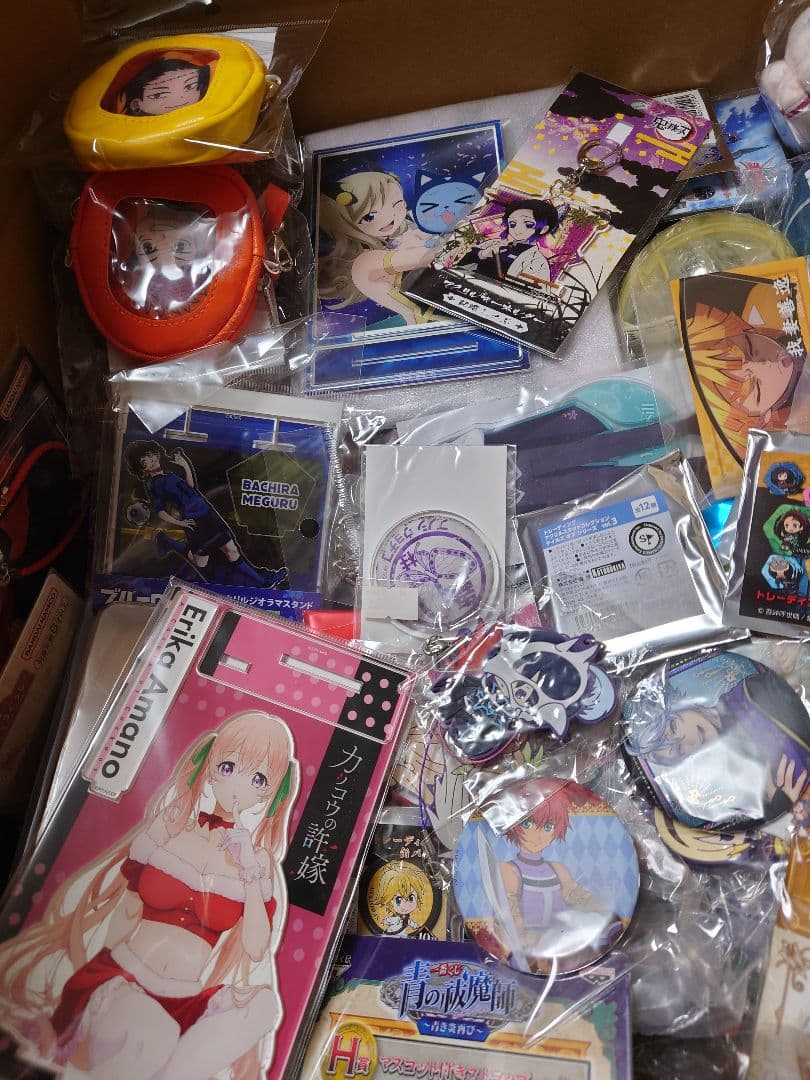 アニメ、キャラクターグッズ約1000点まとめ売り（缶バッジ、アクスタなど）大量