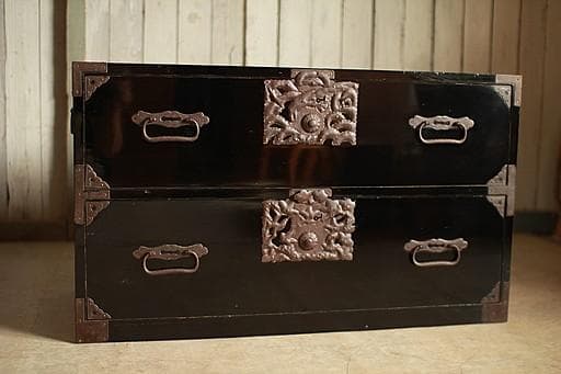 Akamaru 　綺麗な打ち出し金具庄内箪笥　2段　タンス　収納　古家具