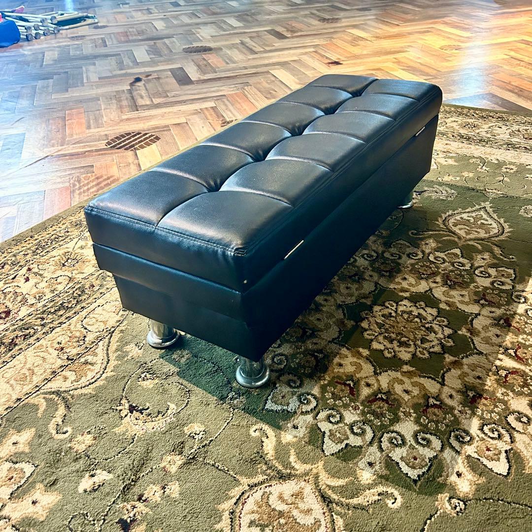 黒い収納ベンチ ボタン留めデザイン