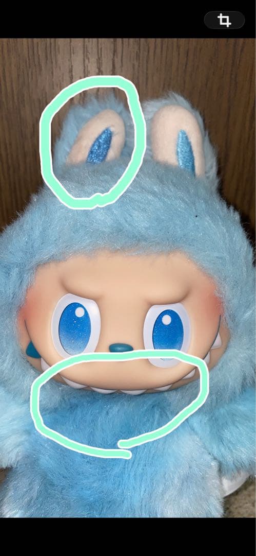 ウサギの耳付き青いぬいぐるみ