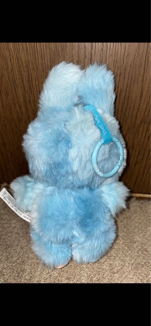 ウサギの耳付き青いぬいぐるみ