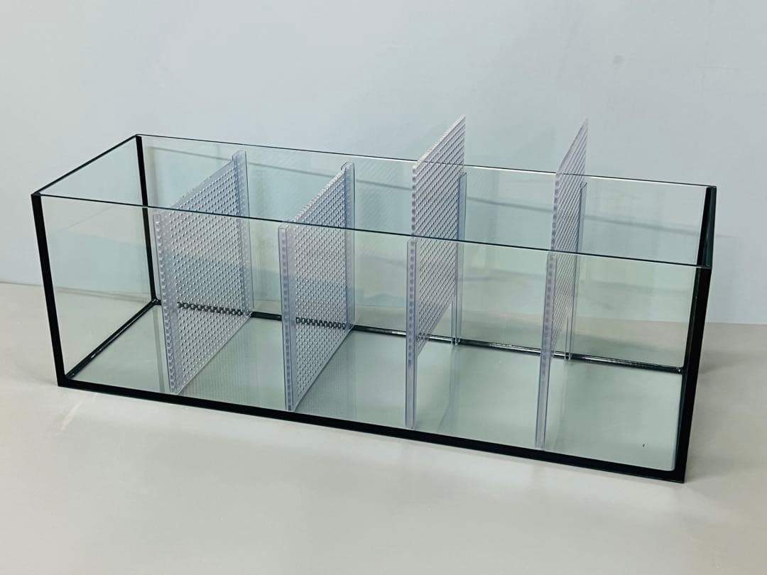 特注600ｘ200ｘ200㎜ 5室水槽 パンチング仕切り板付 ブラックシリコン