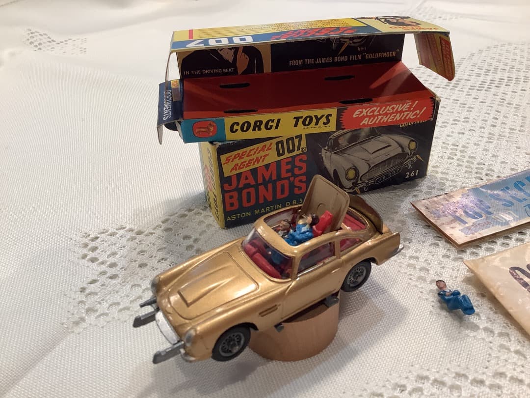 完品　CORGI TOYS JAMES BOND アストンマーチン　ミニカー