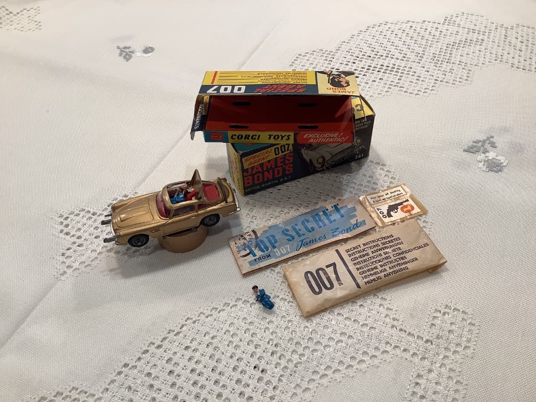 完品　CORGI TOYS JAMES BOND アストンマーチン　ミニカー