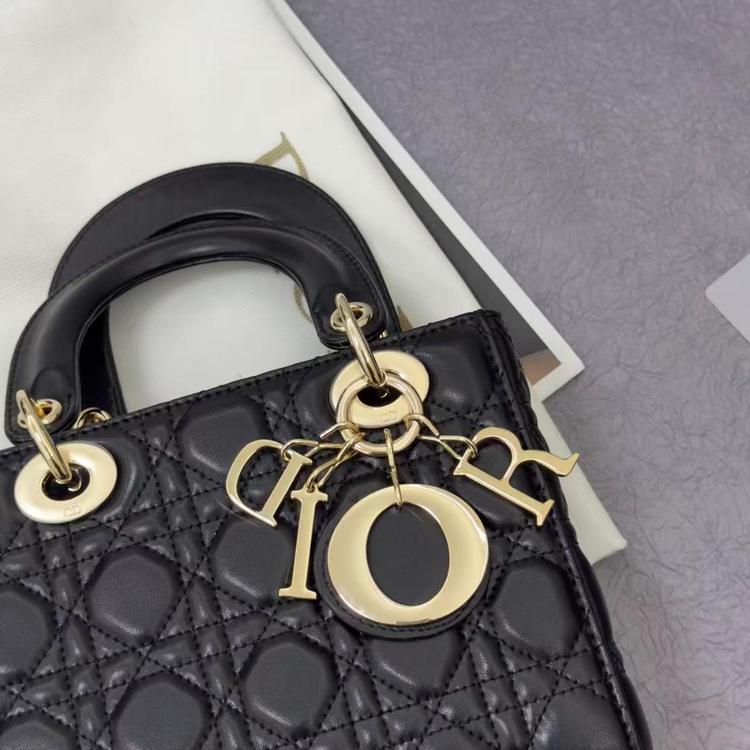 ロゴチャーム ラムスキン ショルダー 24時間以内発送