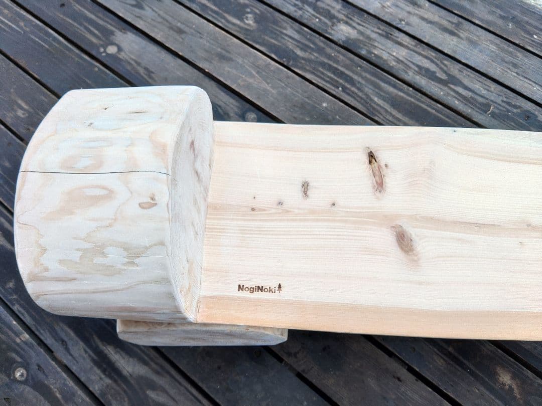 ひのき丸太のベンチ　インテリア