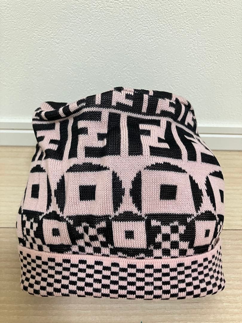 FENDI ニット帽　ピンク×黒