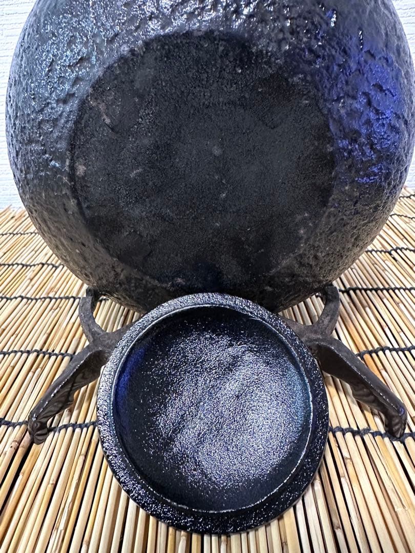 未使用品、保管品　南部名工金秀 及春鋳造捻鉉算盤形アラレ南部鉄瓶　南部鉄器　鉄瓶