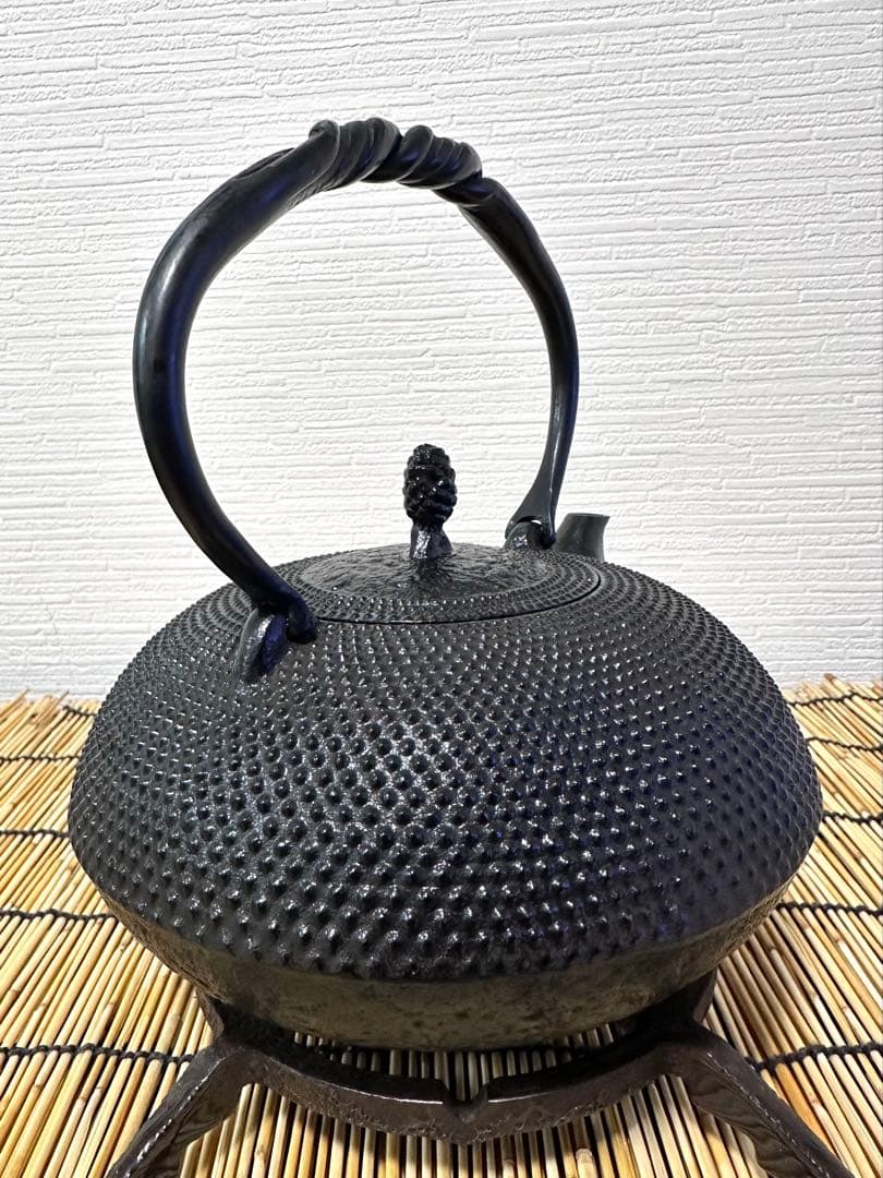 未使用品、保管品　南部名工金秀 及春鋳造捻鉉算盤形アラレ南部鉄瓶　南部鉄器　鉄瓶