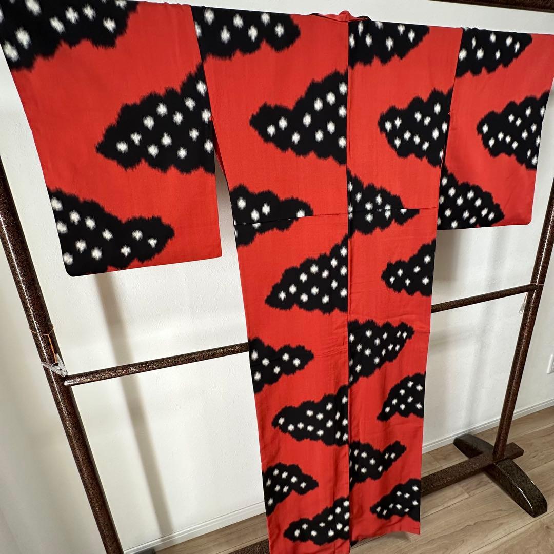 超美品　正絹　袷　着物　和装　お召　158　アンティーク　赤　黒　個性的　雲柄