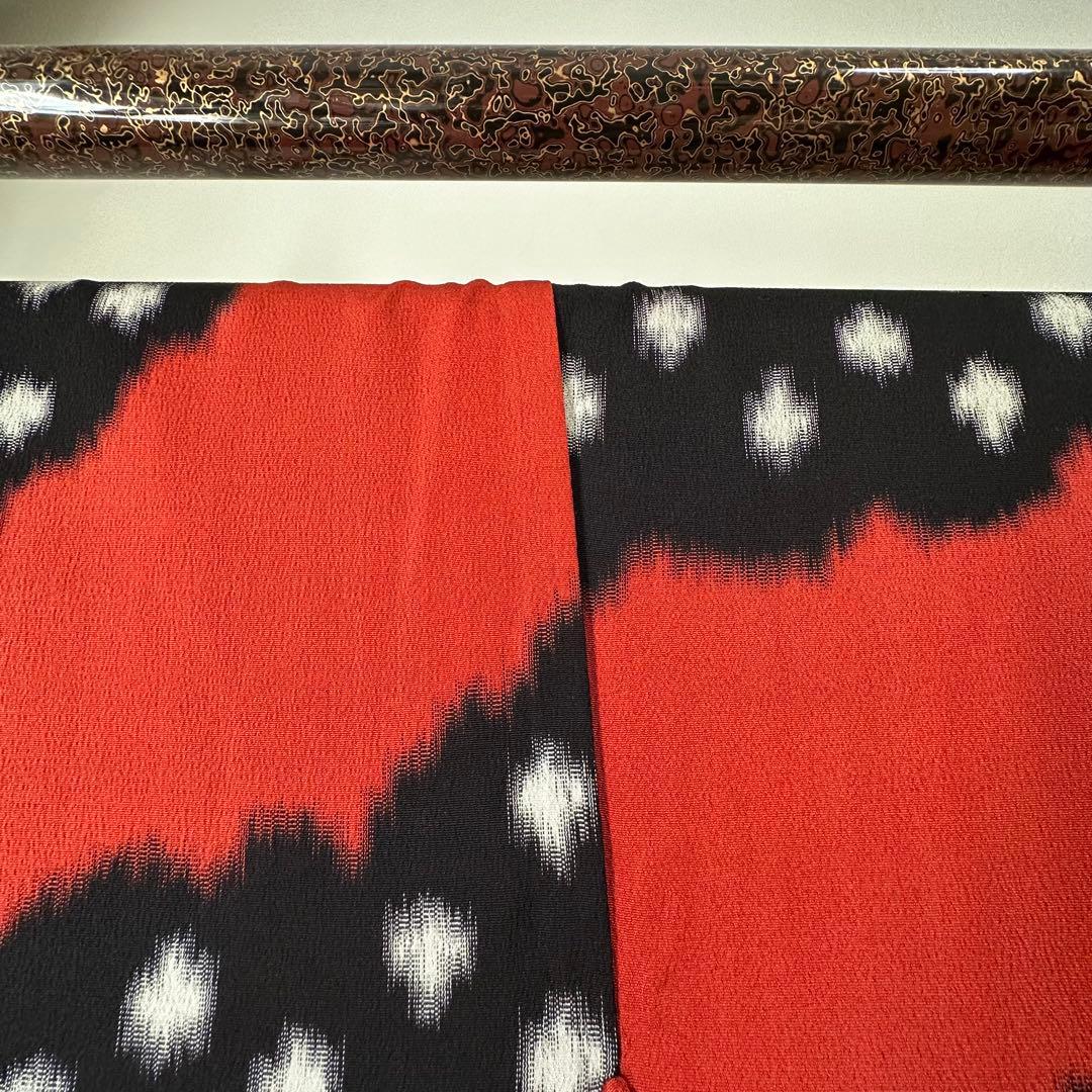 超美品　正絹　袷　着物　和装　お召　158　アンティーク　赤　黒　個性的　雲柄