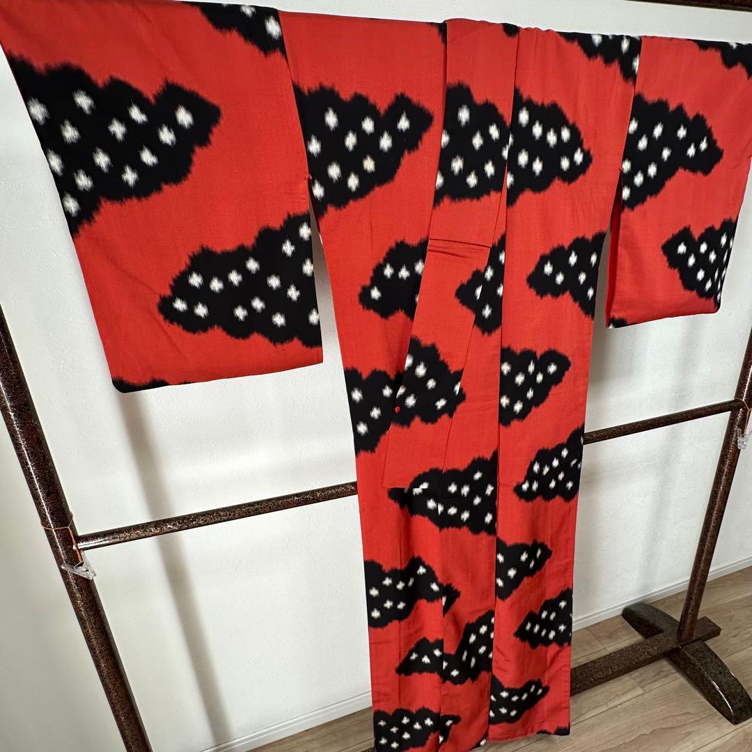 超美品　正絹　袷　着物　和装　お召　158　アンティーク　赤　黒　個性的　雲柄