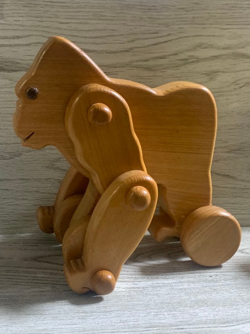 木製ゴリラ　木製の可動式ゴリラ型おもちゃ、置物