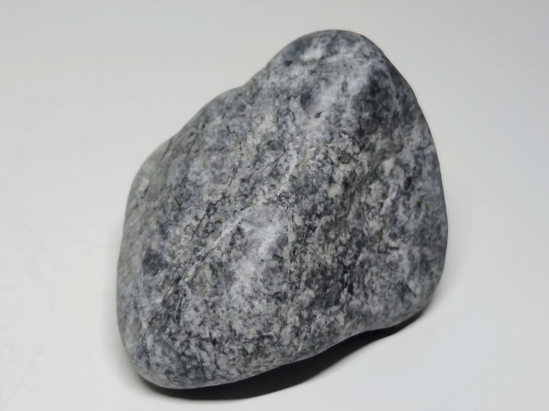 糸魚川132 翡翠 209g ヒスイ 原石 鑑賞石 自然石 誕生石 鉱物 鉱石