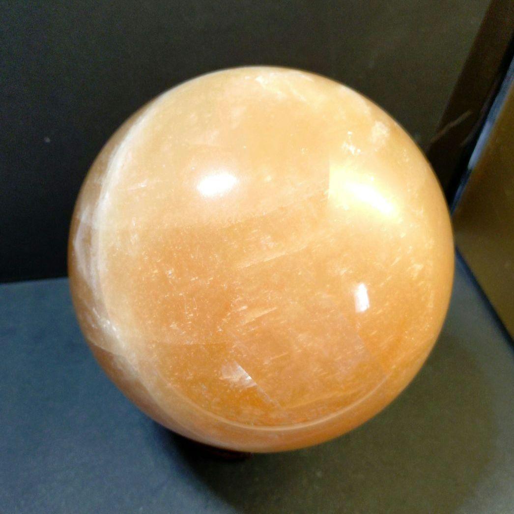 割引大特価☆虹入りハニーゴールデンカルサイト　丸玉　スフィア　３Kg　木製台座付