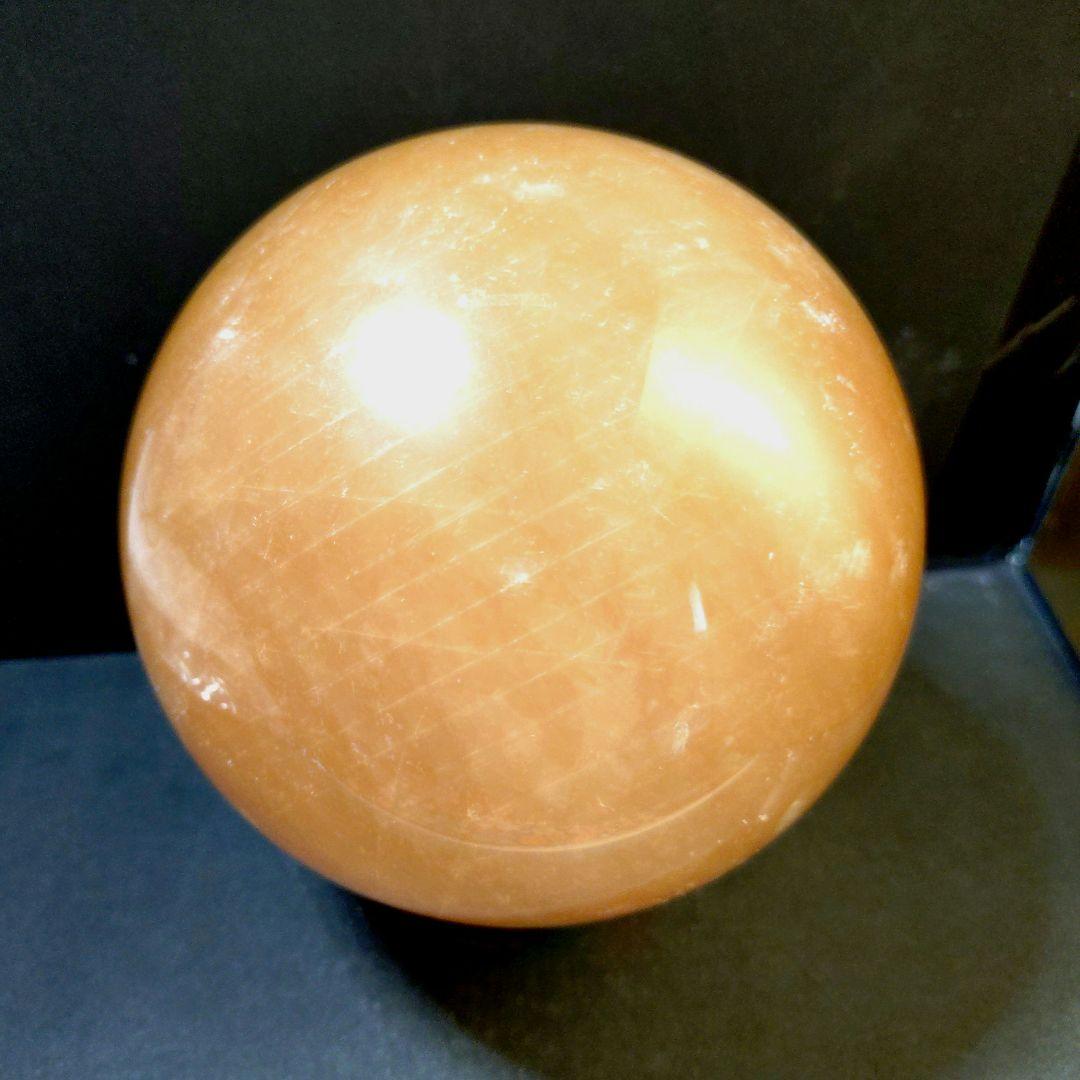 割引大特価☆虹入りハニーゴールデンカルサイト　丸玉　スフィア　３Kg　木製台座付