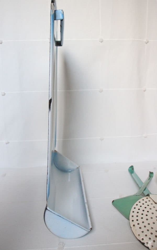 フランス アンティーク 古い琺瑯製のレードルラック レードル付き