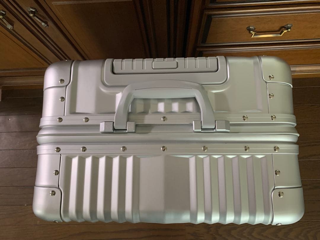 Mercedes アルミニウム キャリーケース シルバー