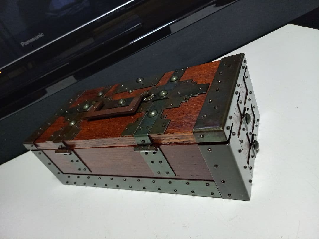 希少　和工芸　細工　手掛け　千両箱　欅　無垢材　手打ち金具　大小　二品