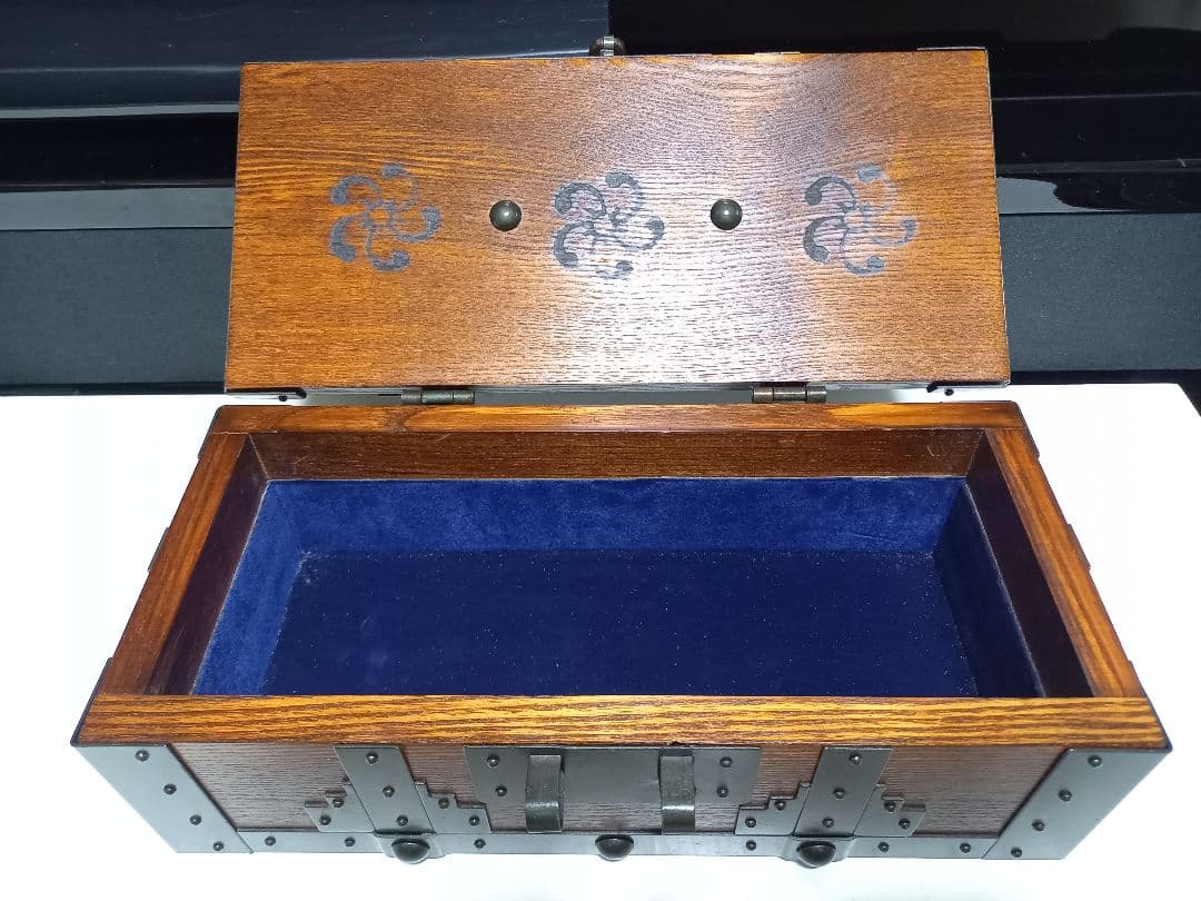 希少　和工芸　細工　手掛け　千両箱　欅　無垢材　手打ち金具　大小　二品