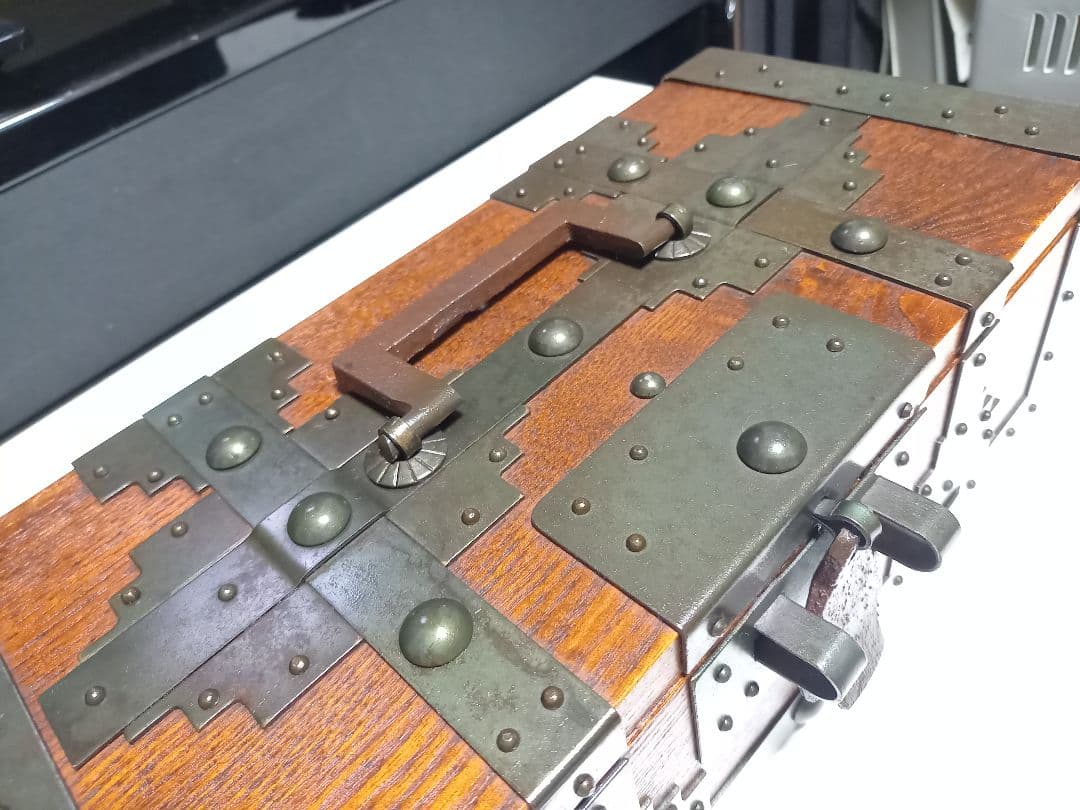 希少　和工芸　細工　手掛け　千両箱　欅　無垢材　手打ち金具　大小　二品