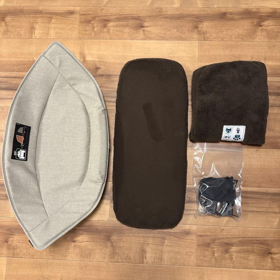 Tavo ペット - Maeve + Roscoe