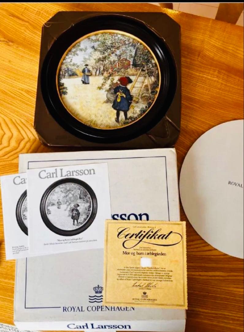 ロイヤルコペンハーゲン「ピッキングアップル」絵画プレート証明書とスタンド付き