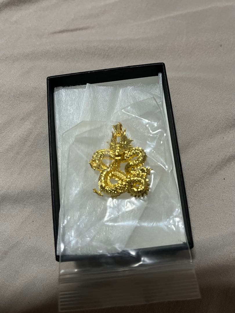 18 K ドラゴンペンダント (1 gram) とxiomi watch