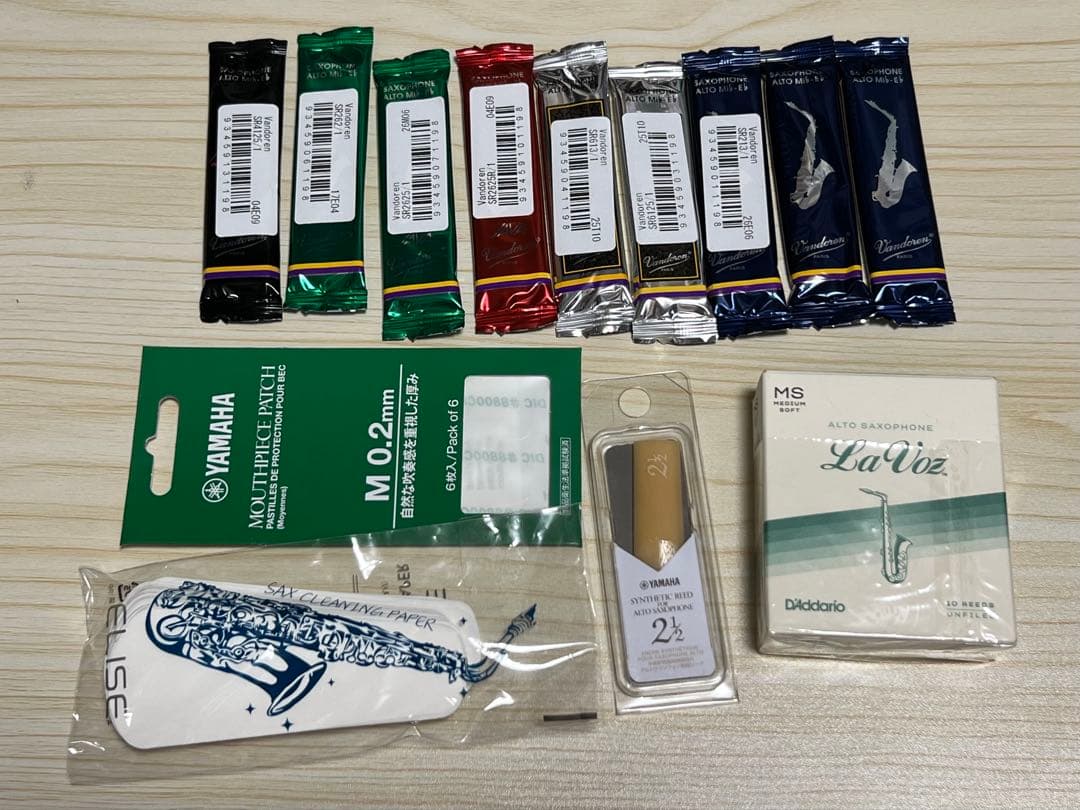 アルトサックス用備品セット　スタンド、マウスピース、リード、ストラップ等