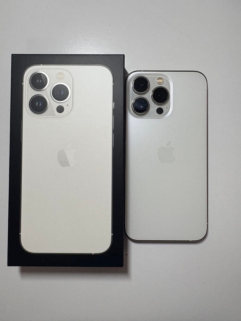 Apple iPhone 13 Pro シルバー 本体、ワイヤレス充電機