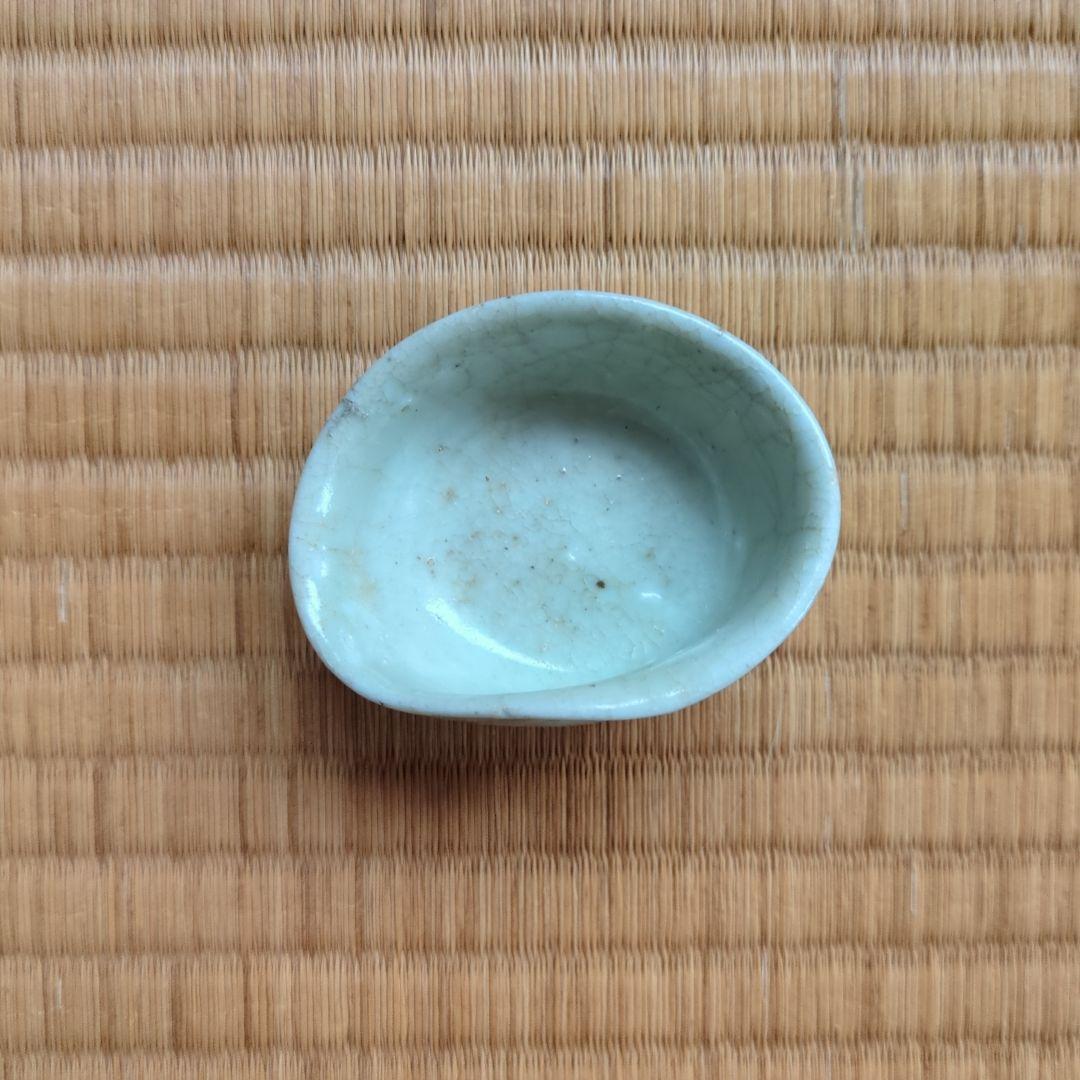 淡い色の陶器製小皿　初期伊万里　鎬文ぐい呑み　骨董品