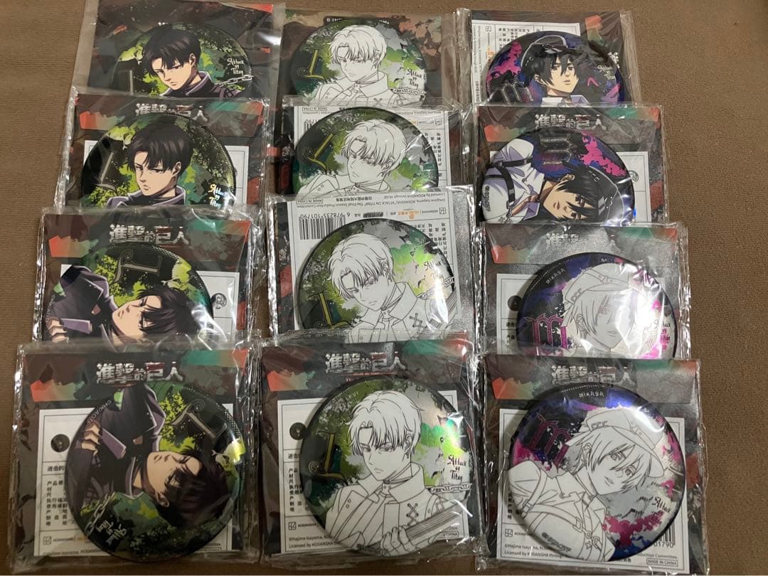 進撃の巨人　中国　コラボカフェ　缶バッジ　リヴァイ　ミカサ