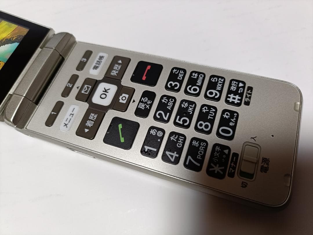 ☆ au GRATINA KYF41 シャンパンゴールド 新品同様